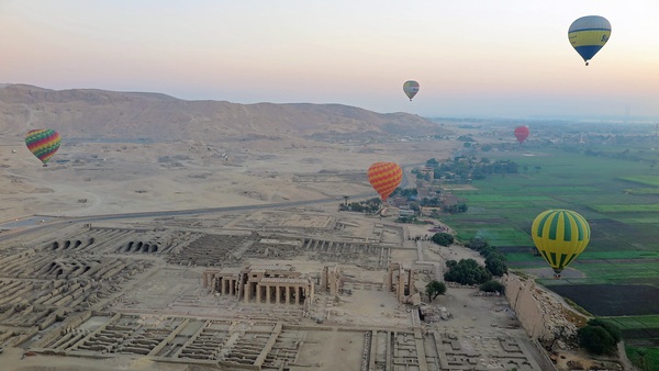 EGLXR - Luxor - Hot Air Baloons over Temple.jpg